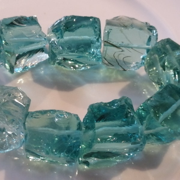 Nuevo / Pepita de Cuarzo Azul Translúcido Piedra Turquesa Azul Grande Perforación en el centro / Tamaño: 13-18 MM X 15-20 MM