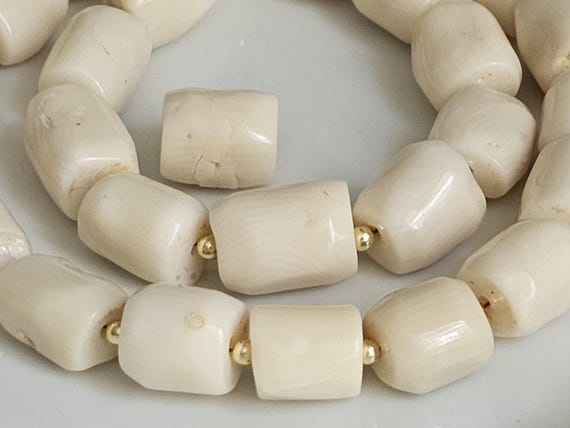 AAA / Corail Naturel Blanc Ivoire  Brute Lisse et Poli Brillant Pépite Irrégulier  / Taille 10 X 12 mm / Appelé Aussi Benbou de Mer