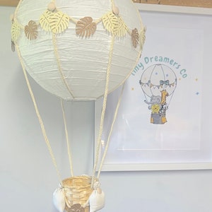 Neutral Jungle Safari Themed Hot Air Balloon Nursery Light Shade imagem 3