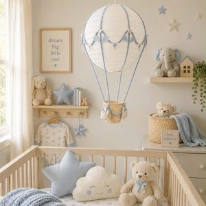 Lámpara de habitación infantil con diseño de globo aerostático y estrella azul