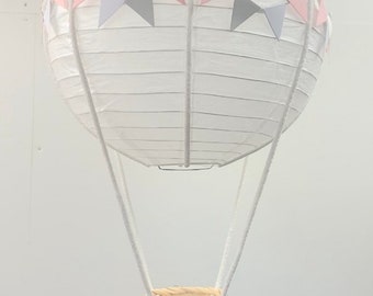 Roze, grijs en wit thema luchtballon kinderkamer lichte schaduw