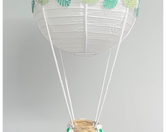 Pantalla de luz para guardería con globo aerostático con temática de safari en la jungla verde