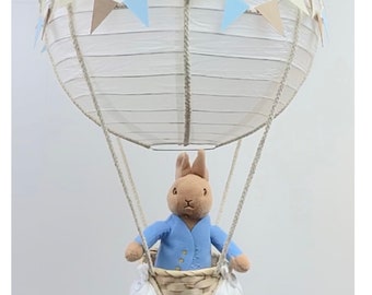 Abat-jour bleu neutre pour chambre de bébé en montgolfière sur le thème de Peter Rabbit