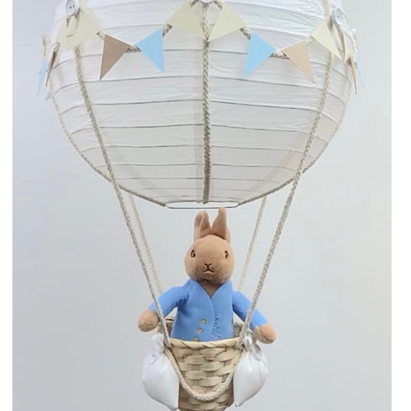 Abat-jour bleu neutre pour chambre de bébé en montgolfière sur le thème de Peter Rabbit