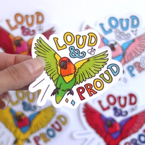 Adesivo forte e orgoglioso (gay) • Love Birds Pride Collection • Adesivi Pride • LGBTQIA+ • Bandiere Pride • Gay Pride • Colore bandiera gay • Arcobaleno