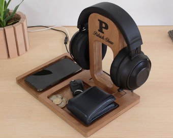 Pode incluir: Suporte de madeira para fones de ouvido com uma bandeja para guardar pequenos objetos. O suporte é personalizado com a inicial "P" e o nome "Patrick Shaw".