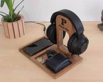 Pode incluir: Suporte de madeira para fones de ouvido com um suporte para telefone, um porta-chaves e uma pequena bandeja para moedas ou outros itens pequenos. O suporte é personalizado com as iniciais "P" e o nome "Patrick Shaw".