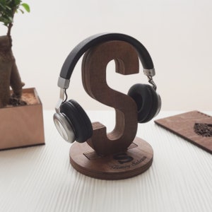 Support casque en bois personnalisé : cadeau d&#39;anniversaire unique pour les joueurs, les hommes et les petits amis