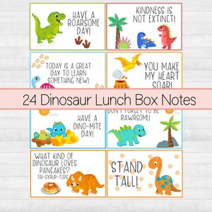 Op de afbeelding: Een set van 24 kleurrijke lunchbox-notities met dinosaurussen en leuke spreuken. De notities bevatten zinnen als "Have a roarsome day!" en "You make my heart soar!"