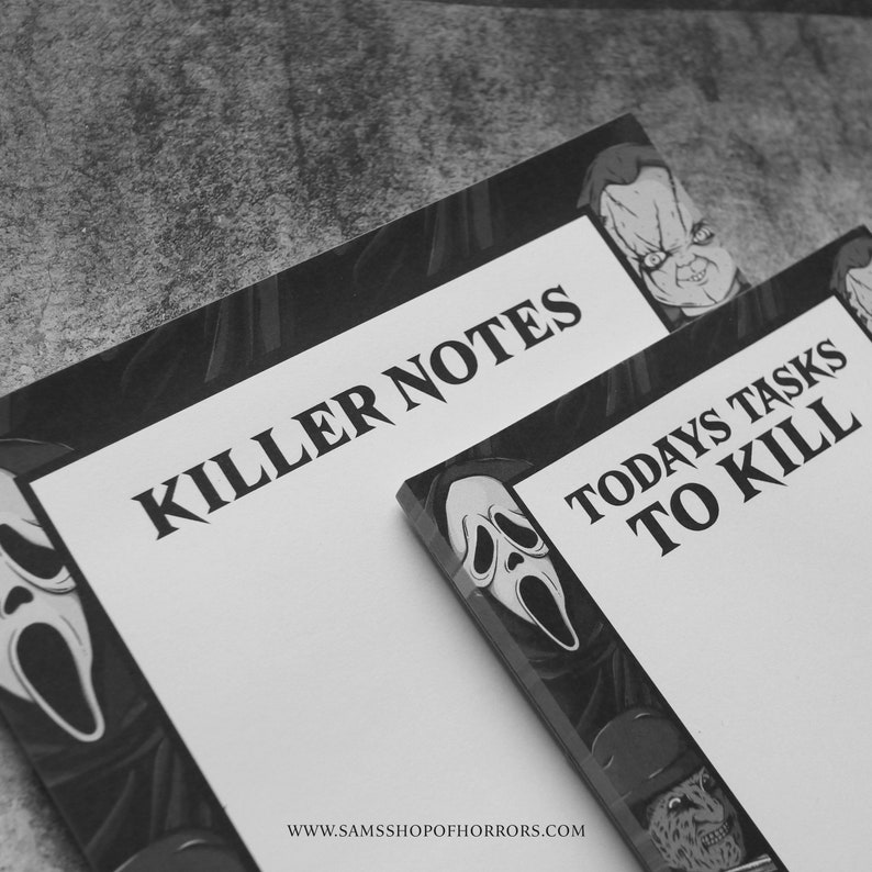 Pu&ograve; includere: Due set di blocchi note in bianco e nero con illustrazioni di personaggi di film horror. Il blocco note superiore dice "Killer Notes" e il blocco note inferiore dice "Today's Tasks to Kill".