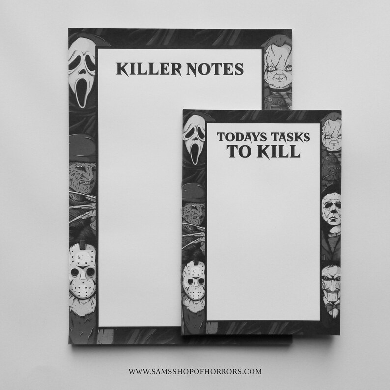 Pu&ograve; includere: Due set di blocchi note in bianco e nero con bordi di personaggi di film horror. Il blocco note pi&ugrave; grande dice "Killer Notes" e quello pi&ugrave; piccolo dice "Todays Tasks To Kill".