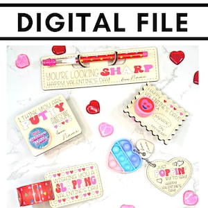 Puede incluir: Un conjunto de cinco etiquetas de regalo para el Día de San Valentín con diferentes diseños y lemas. Las etiquetas están hechas de madera y presentan varios adornos, incluyendo un lápiz, un juguete pop-it en forma de corazón y un pequeño recipiente de slime. Las etiquetas están decoradas con corazones, purpurina y otros detalles festivos. El texto en las etiquetas incluye "You're Looking Sharp", "I Think You Are Putty Awesome", "Wishing You A Slapping Valentine's Day", "Happy Valentine's Day! Mark On My Heart", y "Just Poppin' By To Say Happy Valentine's Day".
