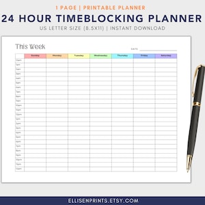 Puede incluir: Un planificador imprimible de timeblocking de 24 horas en papel tamaño US Letter (aproximadamente 21,6 x 27,9 cm). El planificador presenta un diseño semanal con espacios de tiempo de 12 am a 12 am, y los días de la semana en la parte superior. Un bolígrafo negro y dorado está a la derecha.
