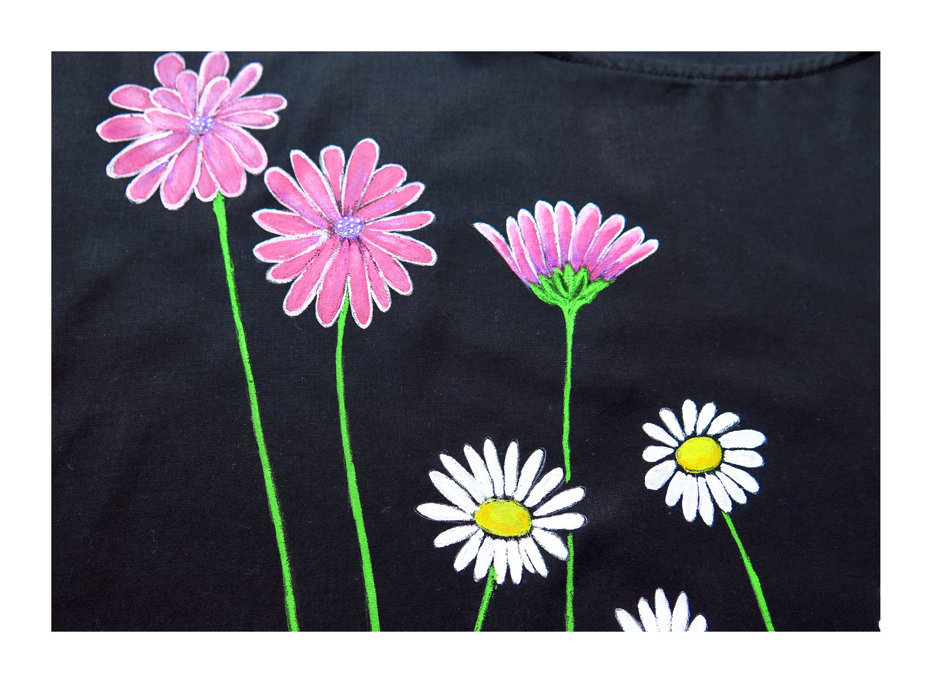 blusa negra con margaritas