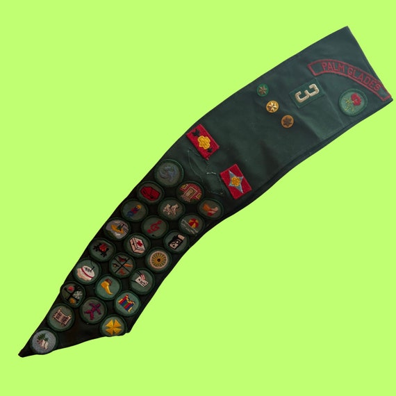Vintage Girl Scout Sash with badges and insignia 1963… Gem