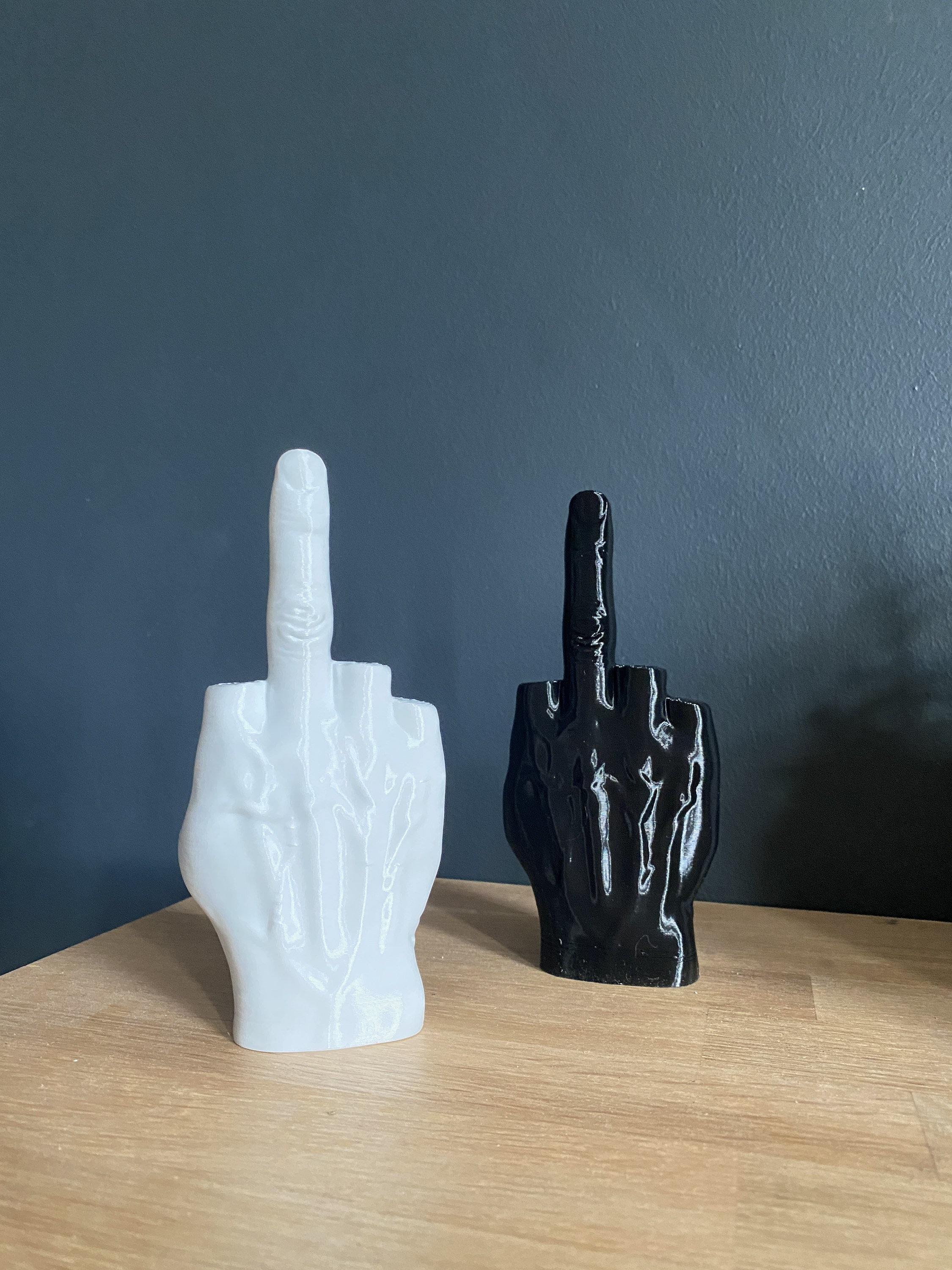 中指を立てて「Fuck You Off」サイン、彫刻像、3Dプリント
