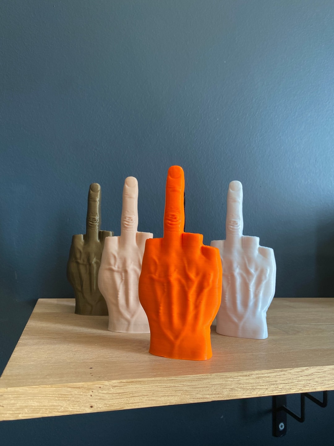 中指を立てて「Fuck You Off」サイン、彫刻像、3Dプリント