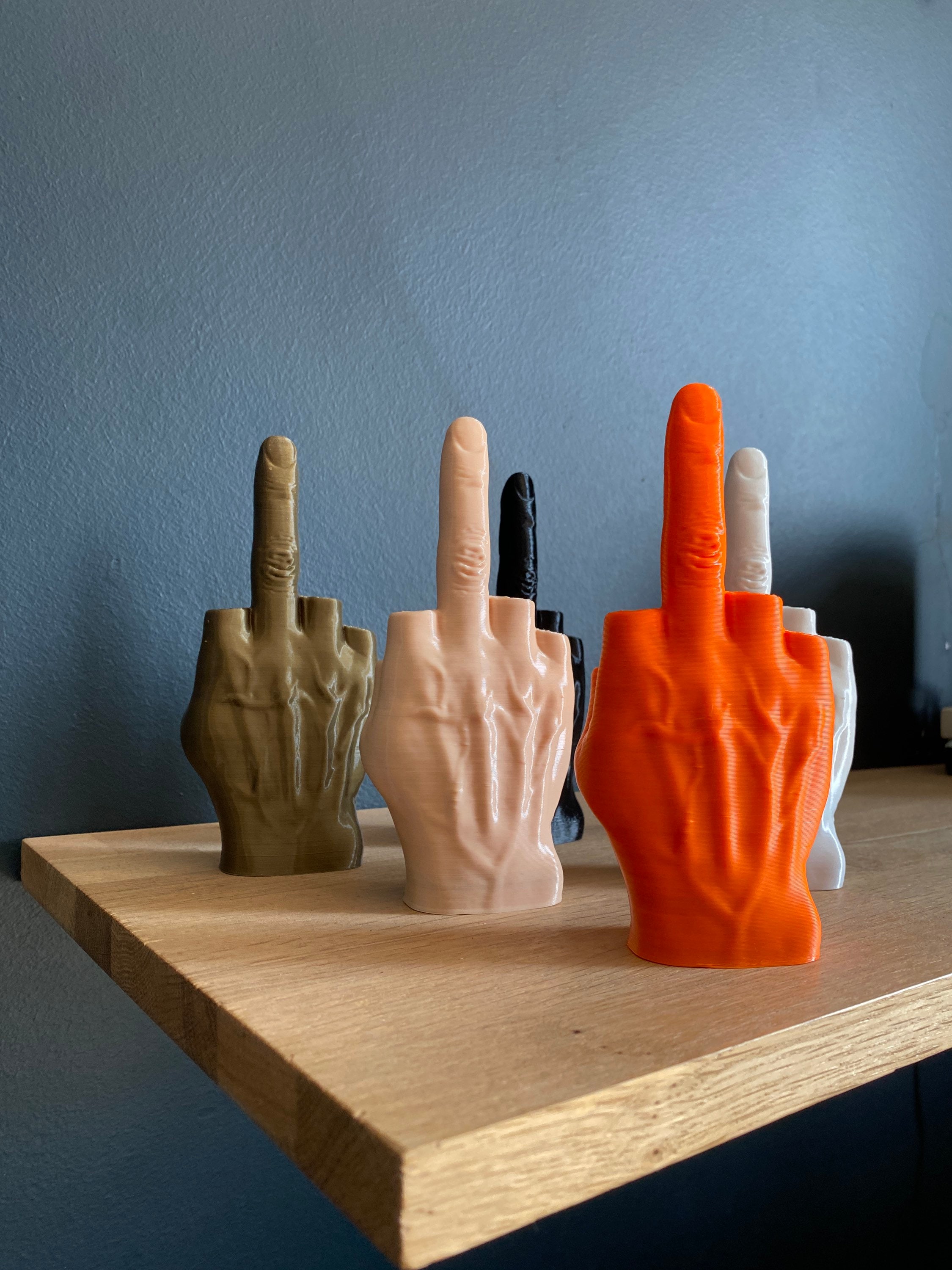 中指を立てて「Fuck You Off」サイン、彫刻像、3Dプリントオーナメント