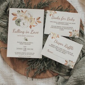 Peut inclure: Une invitation &agrave; une f&ecirc;te pr&eacute;natale avec un motif floral et le texte "Falling in Love with Baby Lincoln". L'invitation comprend la date, l'heure et le lieu de la f&ecirc;te. Il y a &eacute;galement deux cartes &agrave; remplir pour les invit&eacute;s, l'une pour une tombola de couches et l'autre pour une demande de livres.
