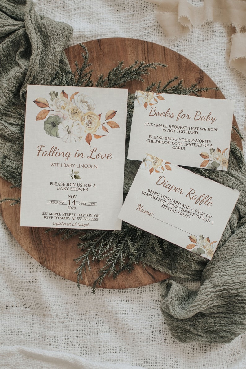 Peut inclure: Une invitation &agrave; une f&ecirc;te pr&eacute;natale avec un motif floral et le texte "Falling in Love with Baby Lincoln". L'invitation comprend la date, l'heure et le lieu de la f&ecirc;te. Il y a &eacute;galement deux cartes &agrave; remplir pour les invit&eacute;s, l'une pour une tombola de couches et l'autre pour une demande de livres.