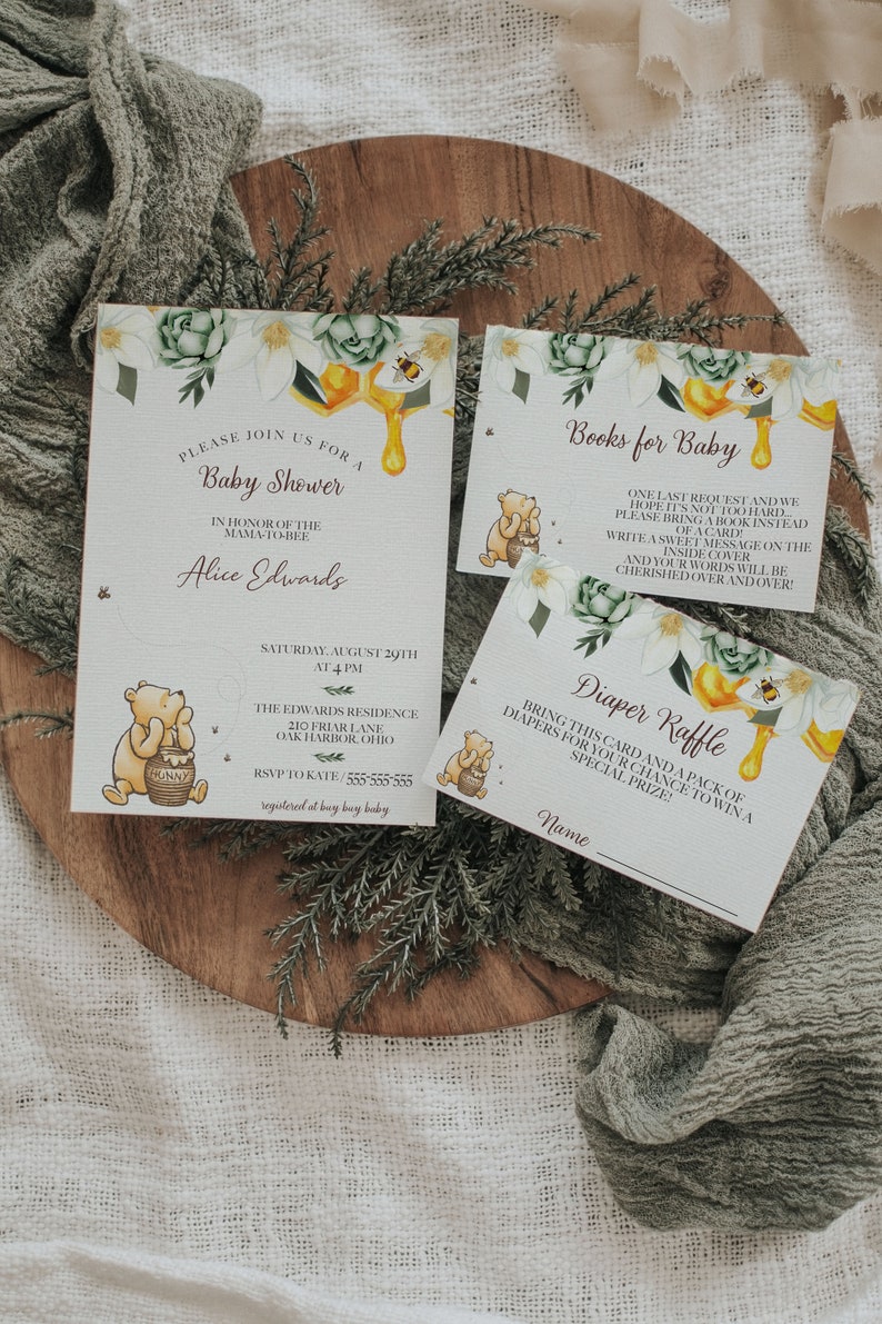 Peut inclure: Une invitation de f&ecirc;te pr&eacute;natale sur le th&egrave;me de Winnie l'ourson avec un motif floral. L'invitation comprend les d&eacute;tails d'une f&ecirc;te pr&eacute;natale en l'honneur d'Alice Edwards. L'invitation comprend &eacute;galement une carte pour que les invit&eacute;s &eacute;crivent un message pour le b&eacute;b&eacute; et une carte pour une tombola de couches.