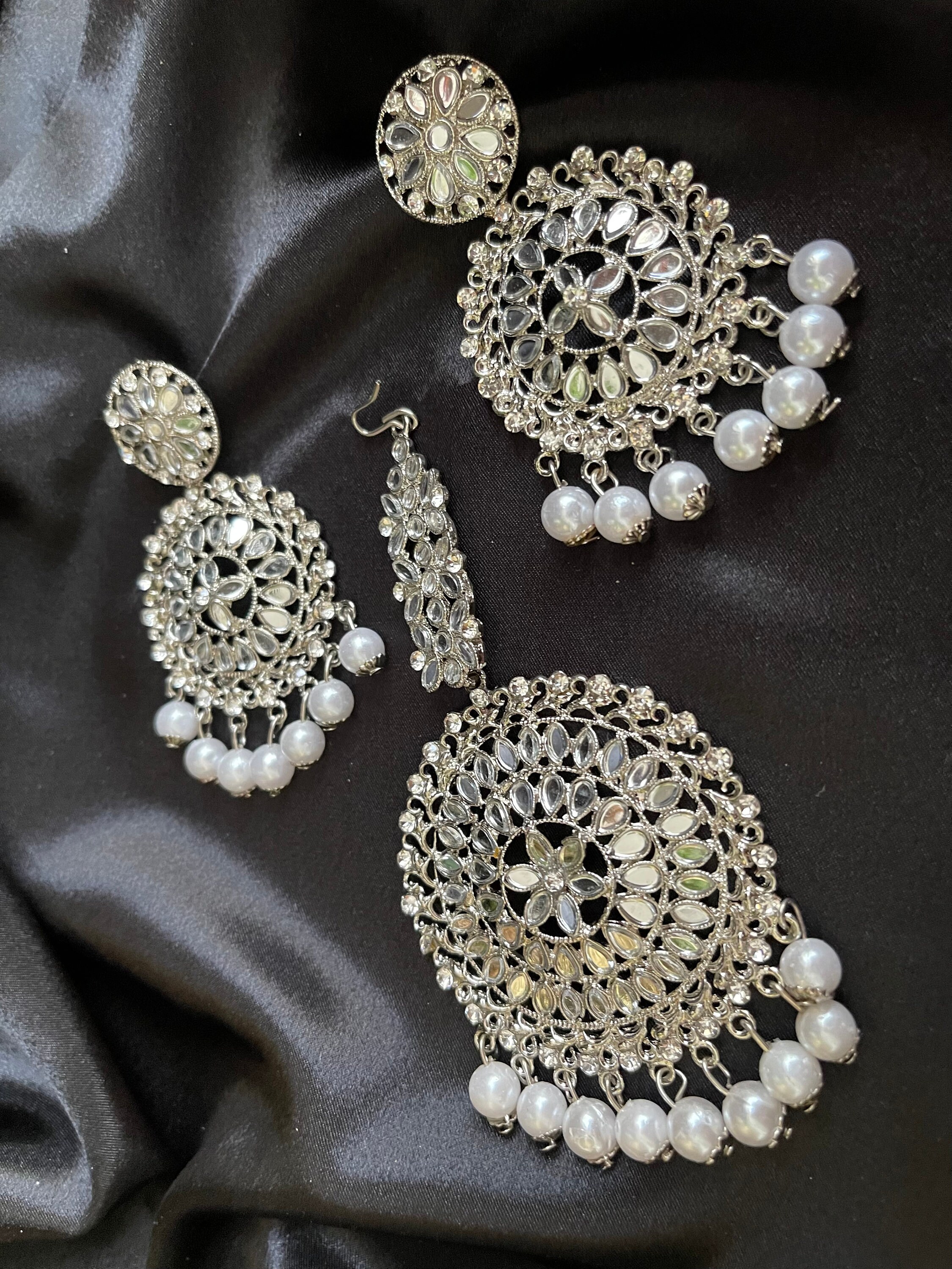 Silver maang tikka with earrings deals