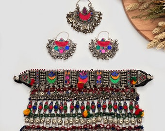 Conjunto de joias afegãs vintage – gargantilha, brincos e acessório para cabelo.