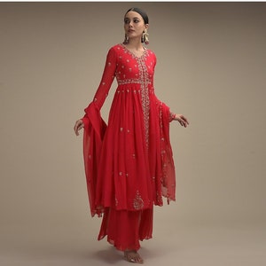 Damen-Designer-Kurta-Hosenset aus blutroter Seide aus Angarakha mit Dupatta – Perlen, Cutdana und aufwendigen Butta-Verzierungen für Hochzeitskleidung