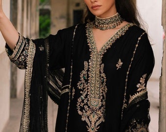 Diseñador de seda negro con cuello en V Kurta con palazzo festoneado floral y dupatta a juego, ropa étnica india de primera calidad con bordado pesado para mujeres