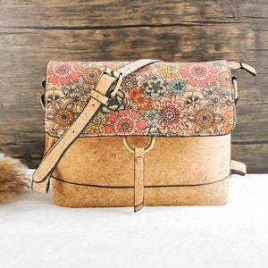 Kork Umhängetasche mit verspieltem Muster, Crossbody Bag, Vegane Damenhandtasche, weicher und geschmeidiger Kork, Geschenk für Mama Wildblumen