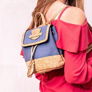 Süßer kleiner Rucksack aus Kork | Wandelbar als Umhängetasche, Crossbody oder Rucksack durch den Trageriemen | Vegan, nachhaltig und clever