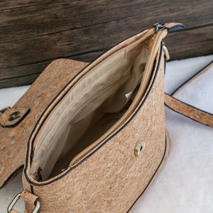 Kork Umhängetasche mit verspieltem Muster, Crossbody Bag, Vegane Damenhandtasche, weicher und geschmeidiger Kork, Geschenk für Mama Bild 7