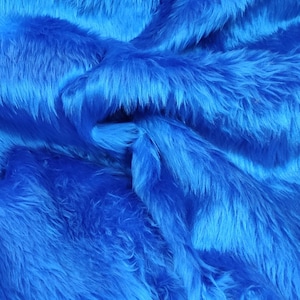 Puede incluir: Primer plano de una tela de piel sintética de color azul brillante. La tela tiene una textura suave y esponjosa y es perfecta para proyectos de manualidades.