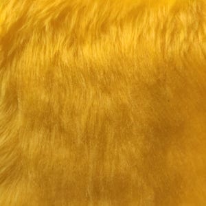 Puede incluir: Primer plano de una tela de piel sintética de color amarillo brillante. La tela tiene una textura suave y afelpada.