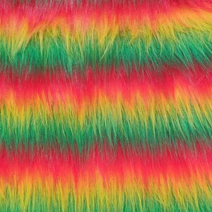 Puede incluir: Primer plano de una vibrante y colorida tela de piel sintética. La tela presenta rayas horizontales rojas, amarillas y verdes. Las fibras largas y suaves crean una apariencia texturizada y afelpada, adecuada para diversos proyectos de manualidades o decorativos.