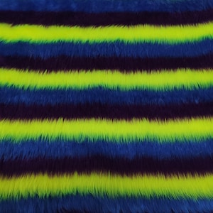 Puede incluir: Primer plano de una tela de piel sintética con rayas horizontales. Las rayas alternan entre amarillo verdoso neón brillante, azul profundo y morado oscuro. La piel tiene un pelo largo, creando una apariencia suave y texturizada.