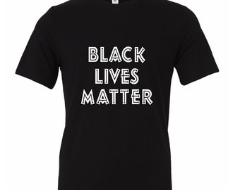 Puede incluir: Camiseta negra con el texto "BLACK LIVES MATTER" impreso en blanco.
