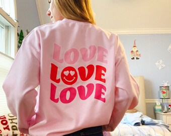 Love Smiley Face Crewneck Sweatshirt, Valentines Day Sweatshirt, Trendy Galentines Crewneck, Oversized Sweatshirt, Gift for Friend