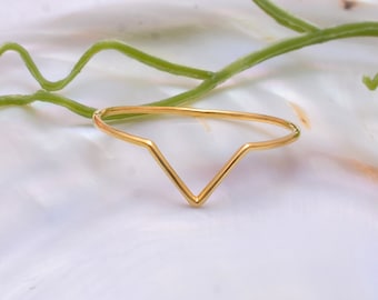 Anillo Chevron de oro superfino, anillo en V, anillo de oro amarillo, anillo fino de oro, anillo curvo, anillo de oro de 14 k, anillo delicado para el pulgar / anillo Esprit