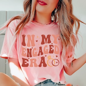 In mijn verloofde tijdperk shirt, verloofde shirt, trendy comfort kleuren shirt, verlovingscadeau, verloofde shirt