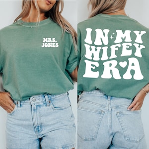 „In My Wifey Era“-Shirt, personalisiertes „Wifey“-Shirt, trendiges „Comfort Colors“-Shirt, Hochzeitsgeschenke, Geschenke für die Braut, Junggesellinnenabschieds-Shirt, Ehefrauen-T-Shirts