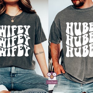 Wifey und Hubby Shirt, Hochzeitsgeschenk, Trendy Retro Comfort Farben Wifey T-Shirt, Trendy Hubby Shirts, Flitterwochen Outfit,