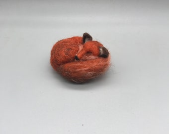 Kleiner Schlafender Fuchs gefilzt Filzfigur Filztier