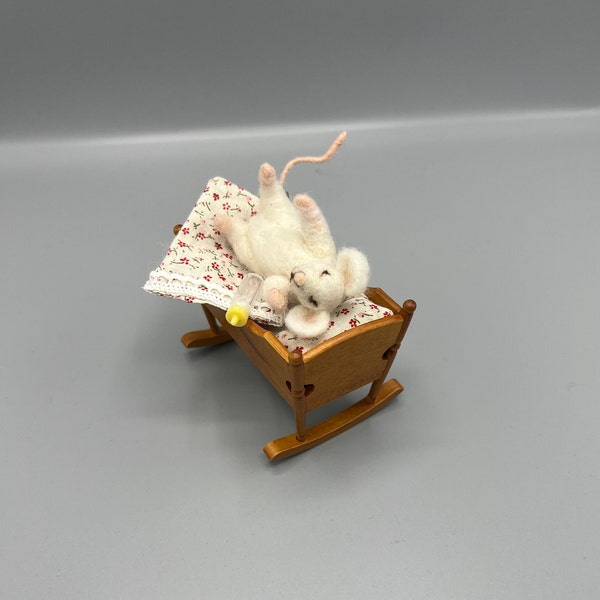 Baby Maus in Wiege gefilzt Filzfigur Puppenstube Miniatur