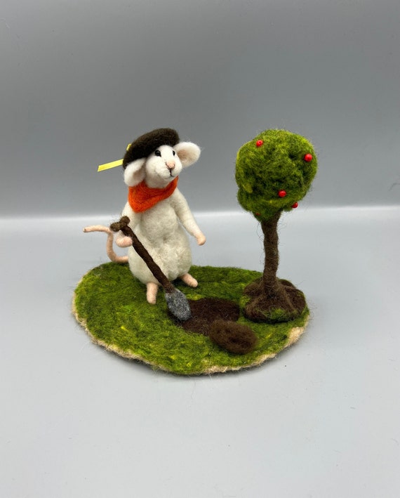Gardener Mouse - Fairy Fae Handmade Needle Felt Decoration Gardener Mouse - Fairy Fae Handmade Needle Felt Decoration