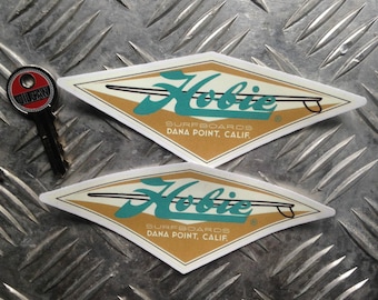 2x Hobie surfklistermärken, vintage reproduktioner av surfbrädor 135 mm x 52 mm
