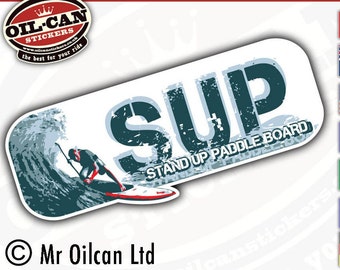 Könnte beinhalten: Ein weißer Aufkleber mit einer blauen und grünen Illustration einer Person, die auf einem Paddleboard auf einer Welle paddelt. Der Aufkleber trägt den Text "SUP STAND UP PADDLE BOARD" in Schwarz und Weiß mit einem Used-Look. Der Aufkleber stammt von Oil-Can Stickers.