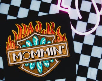 Mommin Graphic Tee