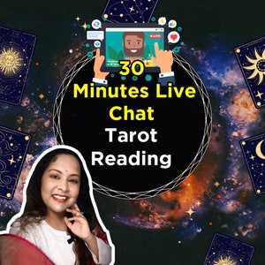Puede incluir: Una mujer sonríe a la cámara frente a un fondo colorido con cartas de tarot. El texto "30 Minutes Live Chat Tarot Reading" se muestra en amarillo sobre un círculo negro.
