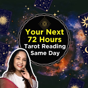 以下が含まれることがあります： 黒い円の中に「Your Next 72 Hours Tarot Reading Same Day」という黄色の文字が書かれた前で、女性がカメラに向かって微笑んでいます。背景は、青、オレンジ、紫の色合いの星や惑星が散りばめられた銀河のような模様です。円の周りにタロットカードが散らばっています。